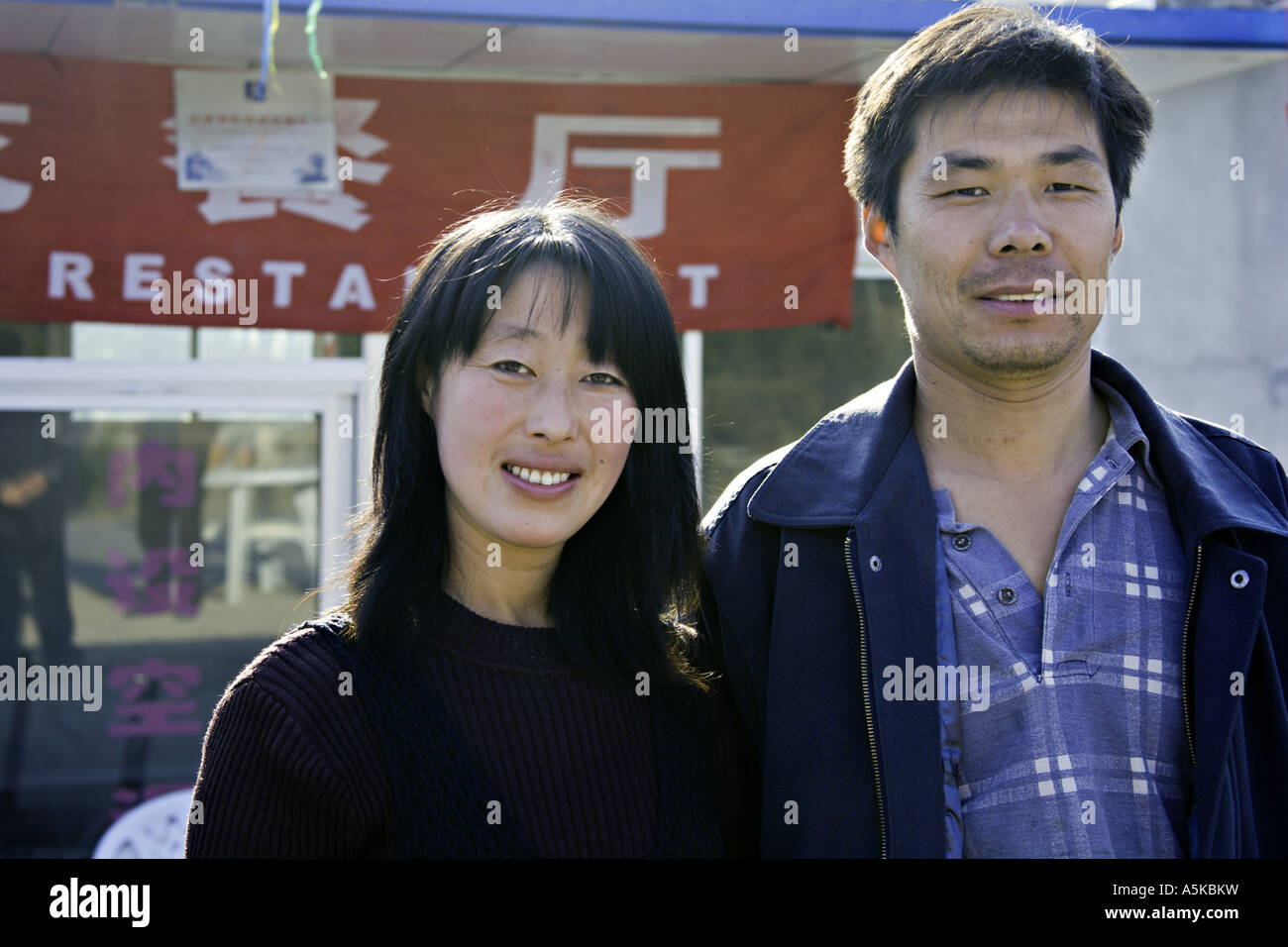 CHINA SIMITAI attraktive junge chinesische mongolische paar vor ihrer Familie stehen im Besitz restaurant Stockfoto