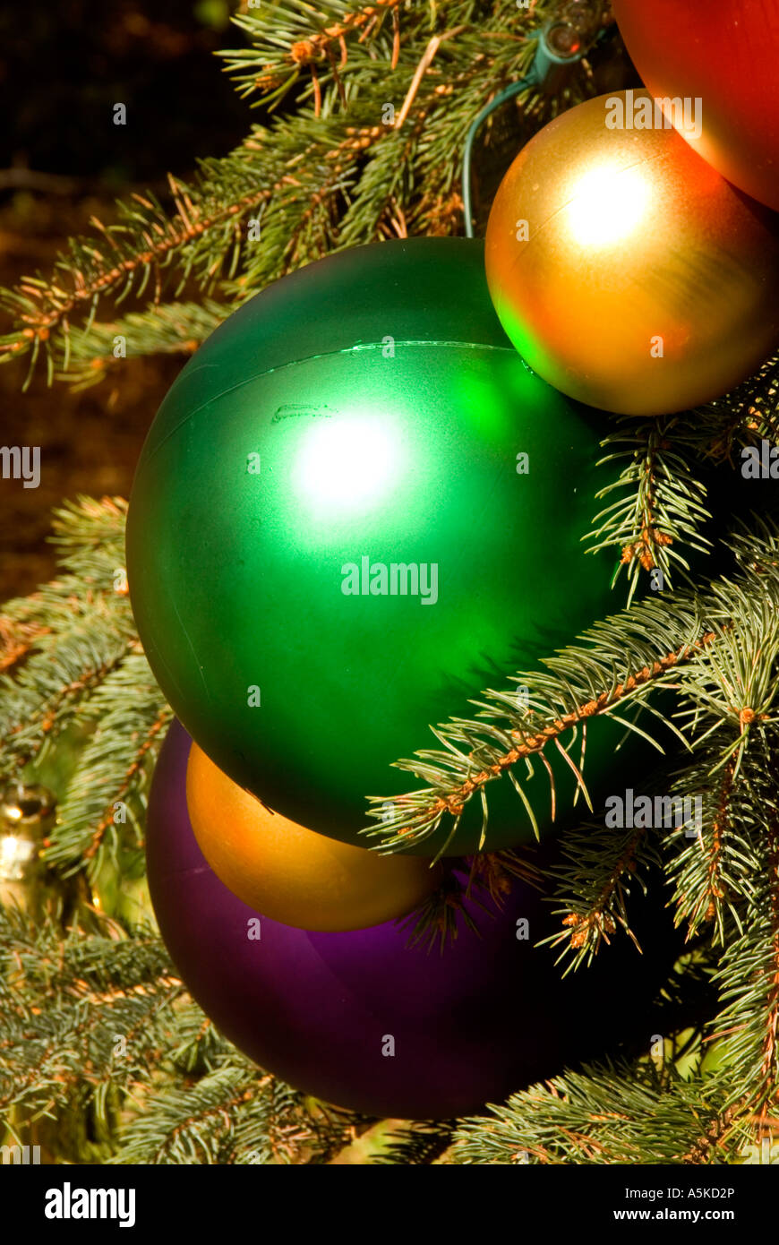 Weihnachtsbaum Dekoration große helle Kugeln hängen am Baum Stockfotografie