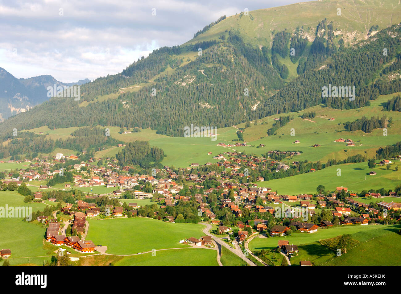 Chateau d ' Oex Valleés du Pays d Enhaut im Berner Oberland Luftbild Schweiz Stockfoto