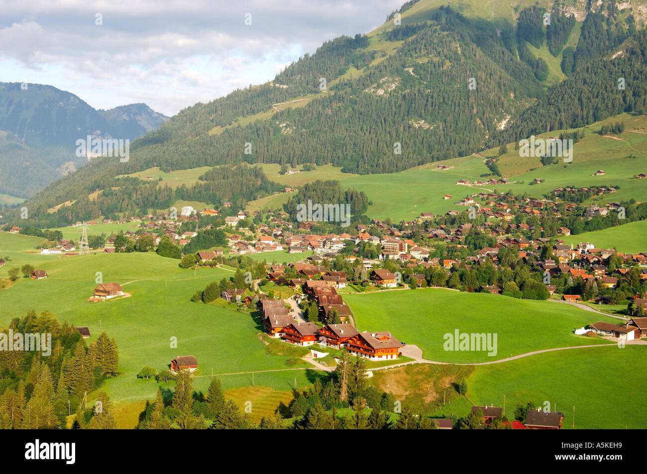 Chateau d ' Oex Valleés du Pays d Enhaut im Berner Oberland Luftbild Schweiz Stockfoto