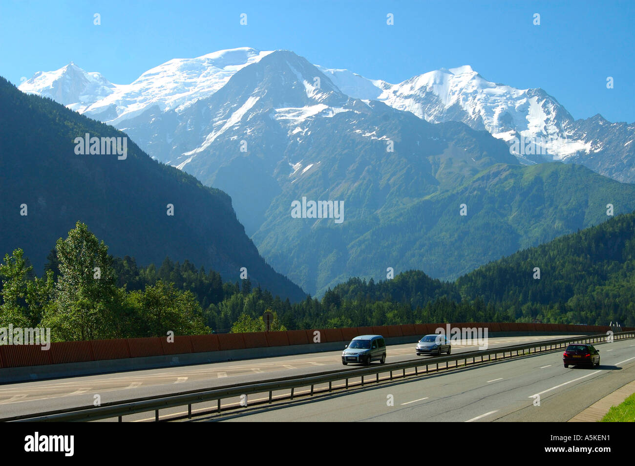 Verkehr auf der Autobahn vor Berg Mont Blanc Autoroute Blanche E25 A40 Chamonix Haute Savoie Frankreich Stockfoto