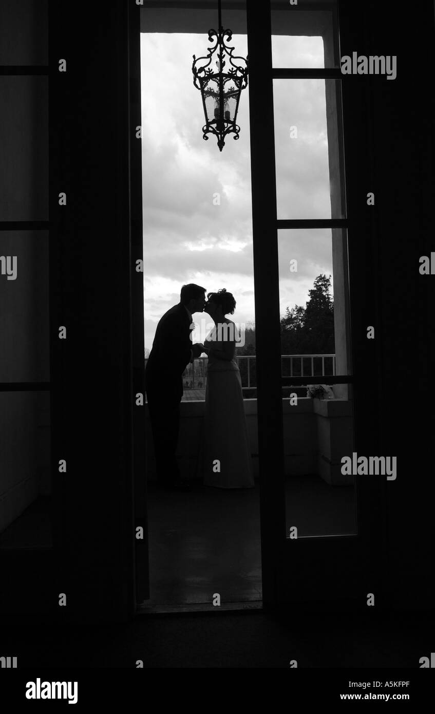 Paar Küssen auf dem Balkon nach einem Hochzeitskonzept Romantik und Liebe Stockfoto
