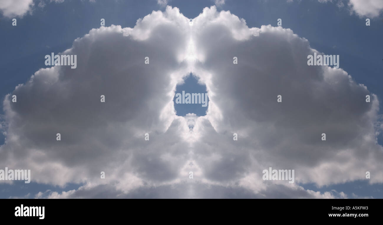 Seltsame Wolkenformationen gebildet von Spiegelbild Stockfoto