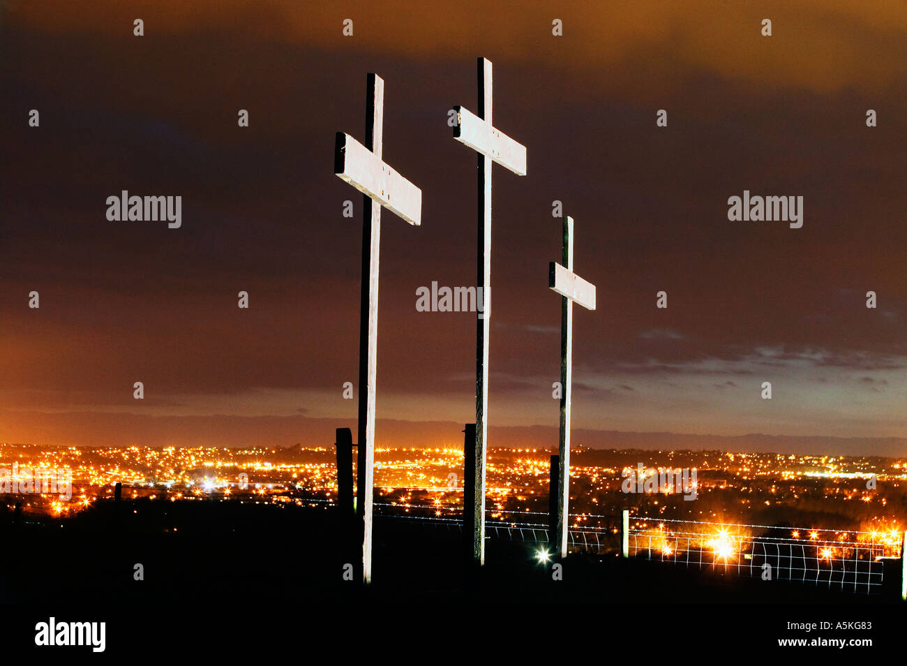 Drei Kreuze stehen auf einem Hang oberhalb Redditch Worcestershire UK sie wurden dort von örtlichen Gemeindemitgliedern während Ostern Stockfoto