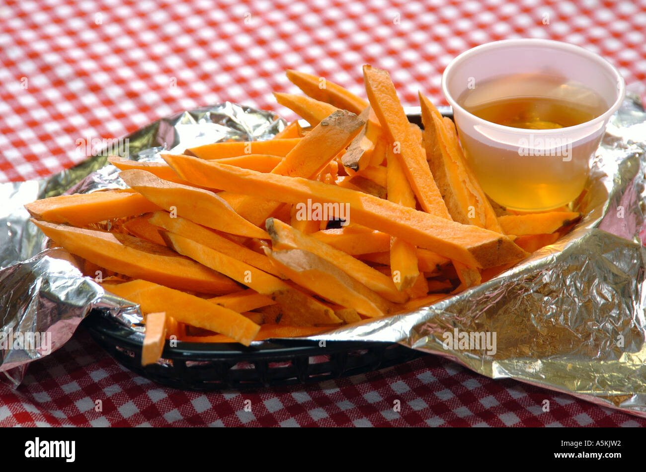Selbstgemachte süße Kartoffelchips mit Apfelessig Stockfoto