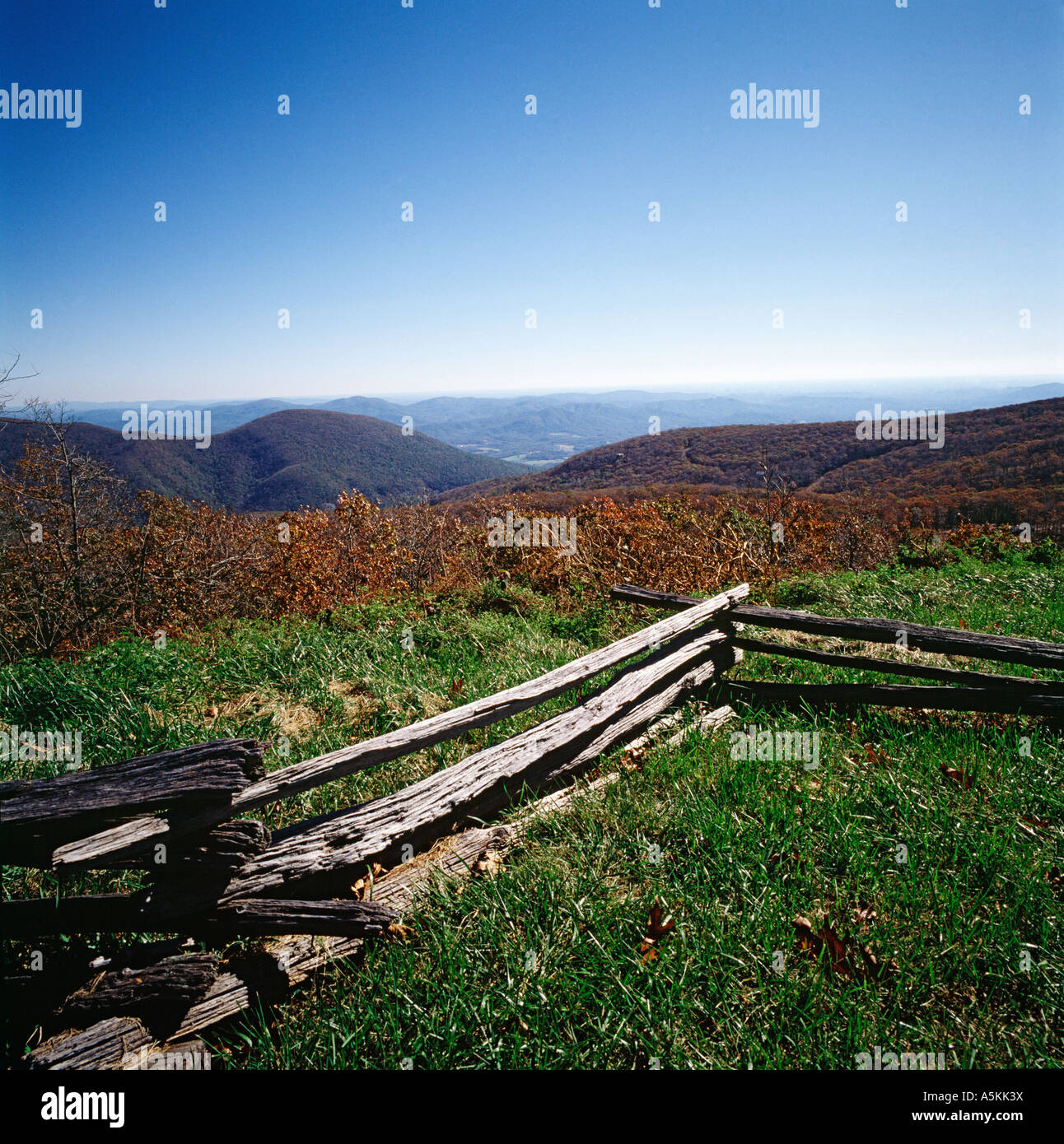 Split Zaun auf der Klippe mit Blick auf die Berge in der Ferne VA blau Rridge Parkway Stockfoto