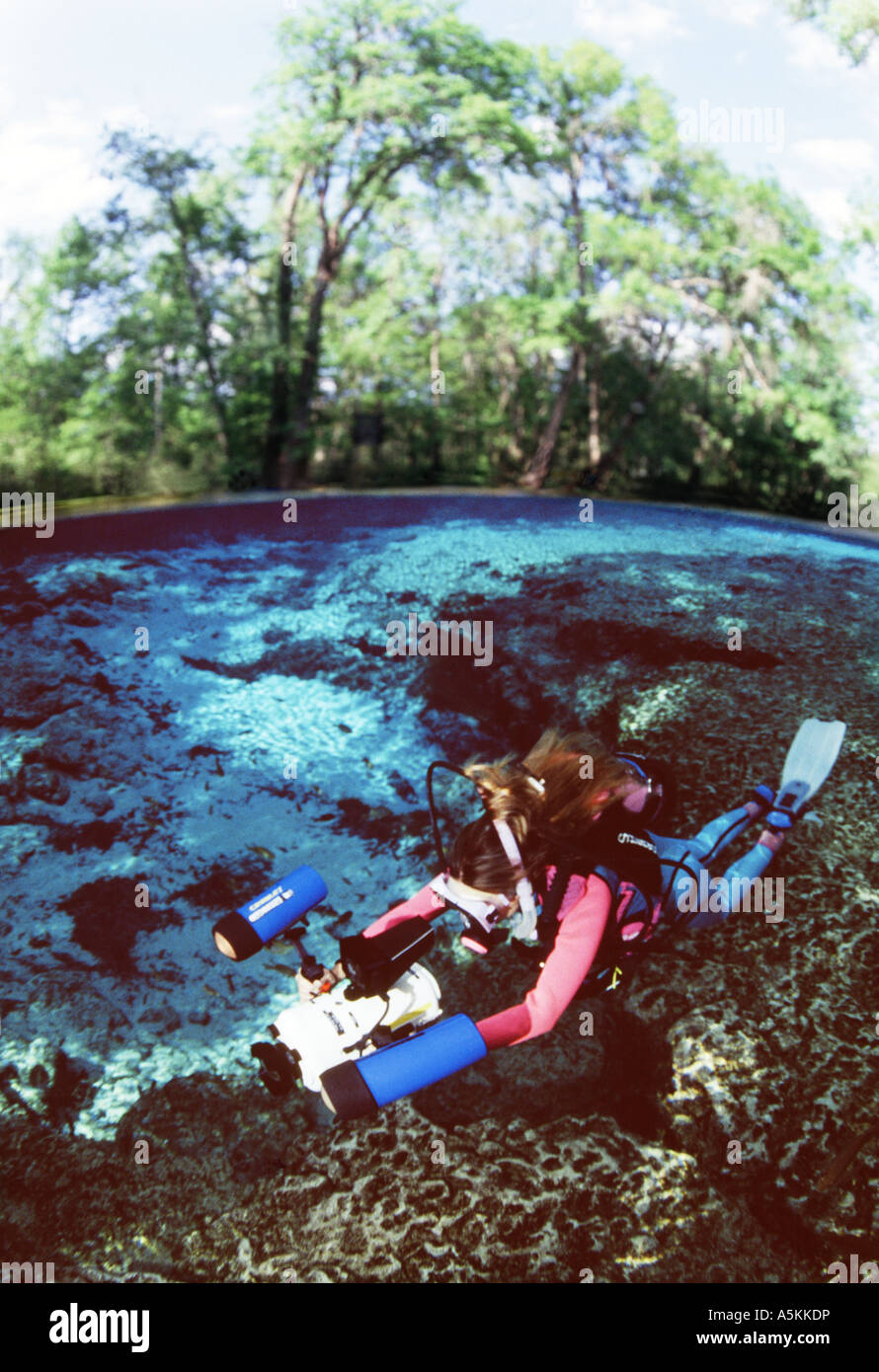 FL Ginnie Springs Frau unter Wasser mit Video-Kamera im Frühjahr Ginnie Becken Stockfoto