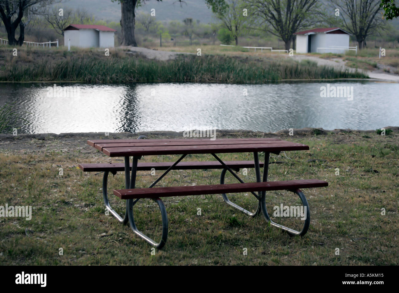 Picknick Tisch bei der Post ein Geschichtspark in Marathon eine Wüstengemeinde in West-Texas Stockfoto