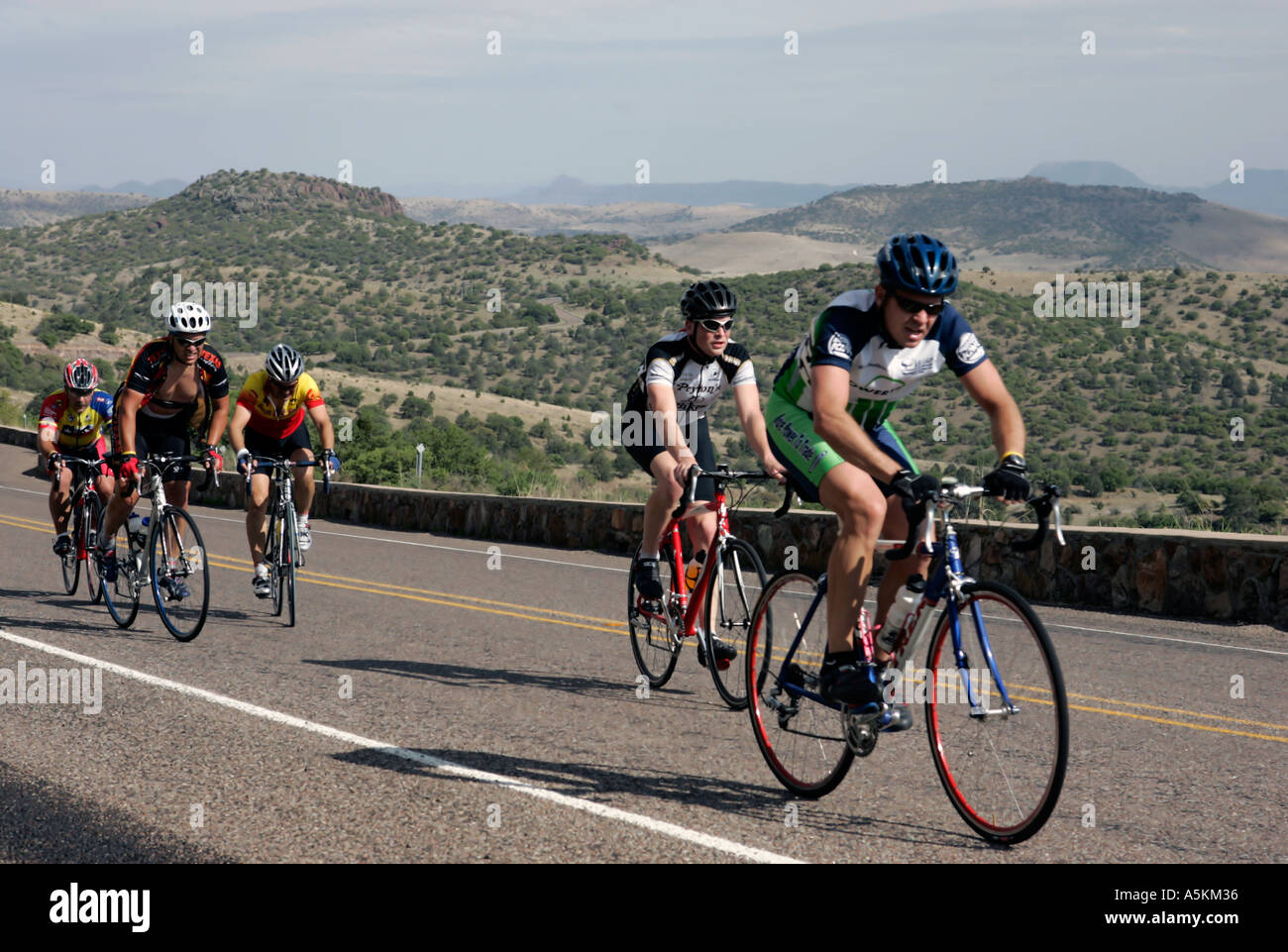 Amateur-Radfahrer Klettern während eines Wettkampfes Stockfoto