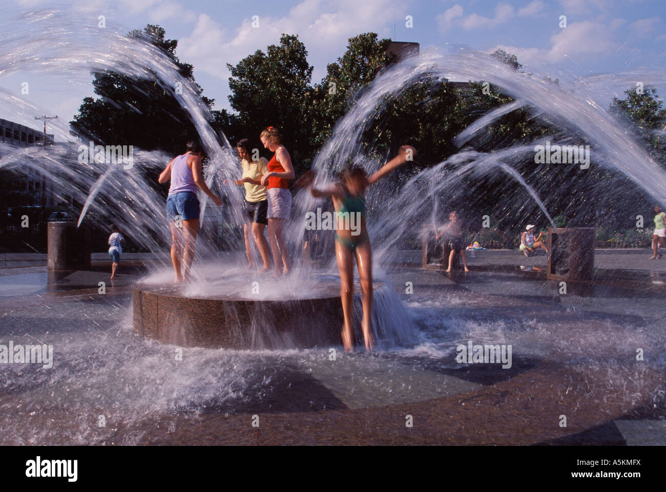 Kinder playin in Brunnen Charleston SC Stockfoto