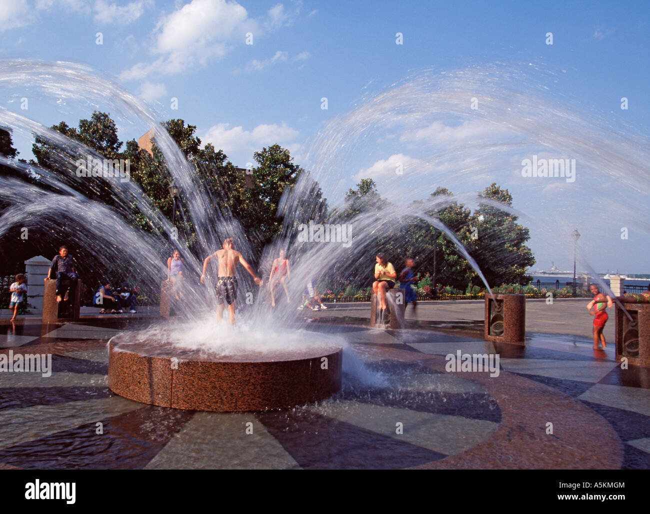Kinder playin in Brunnen Charleston SC Stockfoto