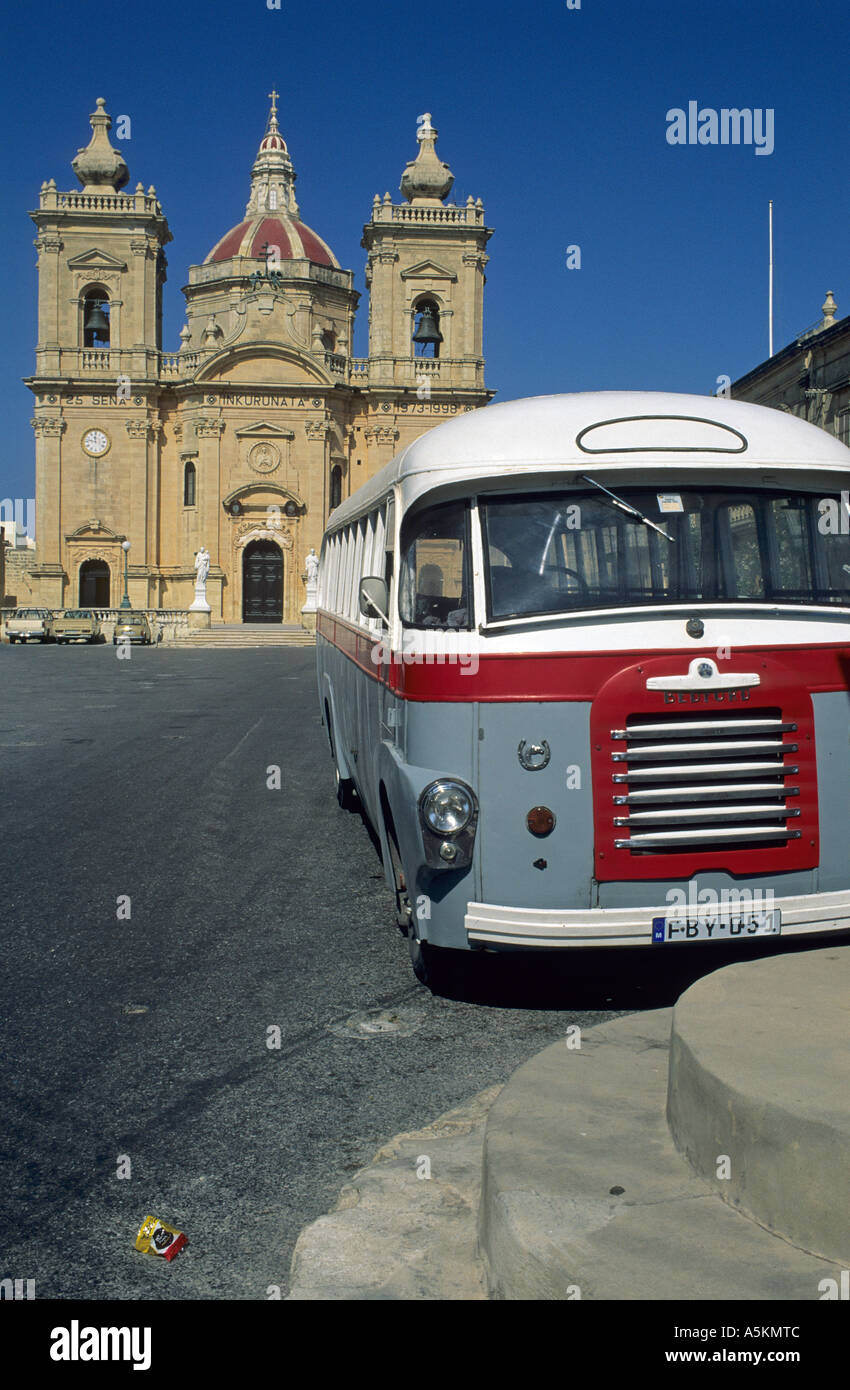 Alten Bus vor der Kirche Nadur, Insel Gozo, Malta Stockfoto