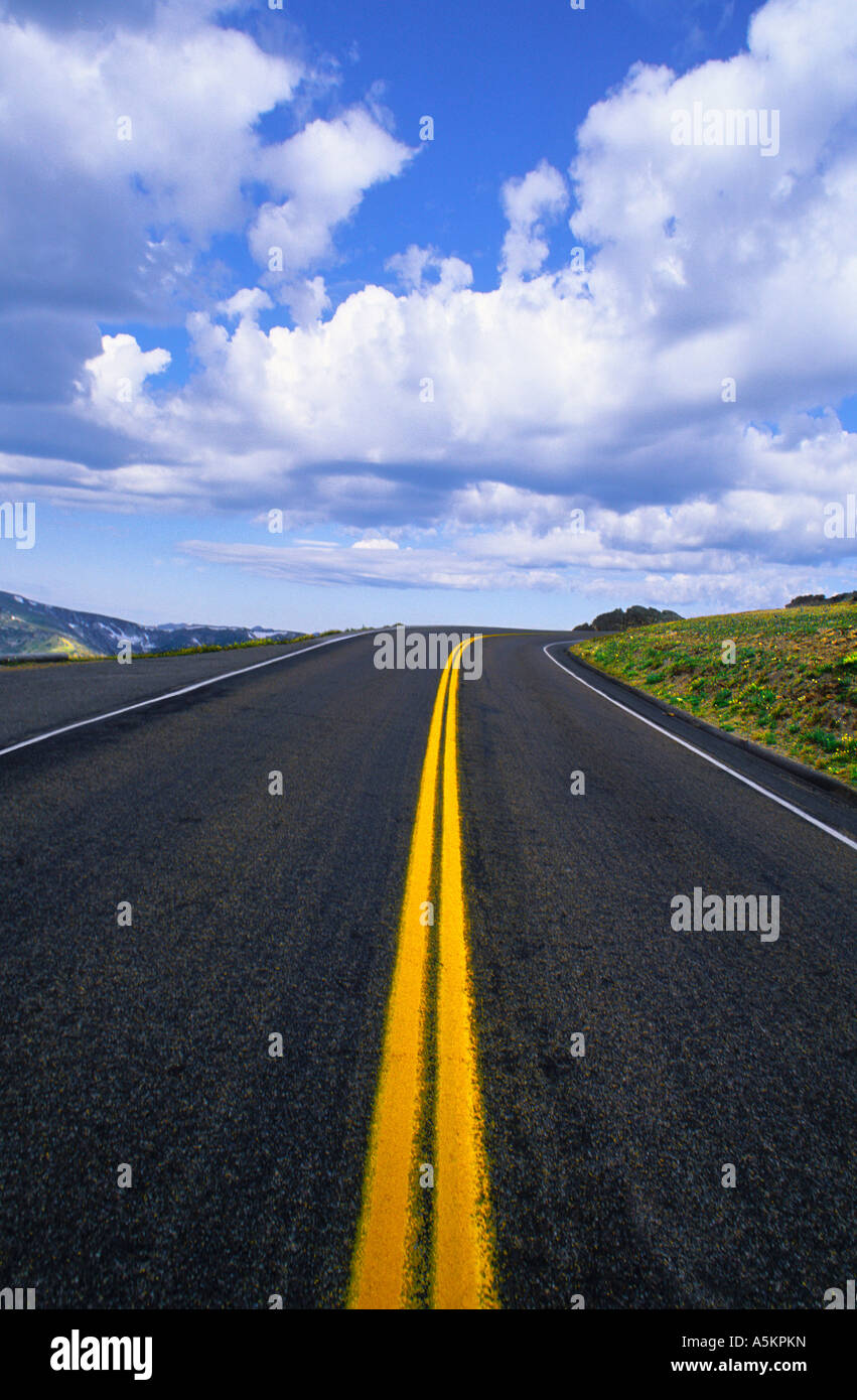 Interstate I- 70 Corridor Colorado, Rocky Mountain National Park. Zweispurige Autobahn. Pass, keine Autos, mitten auf der Straße. USA Stockfoto