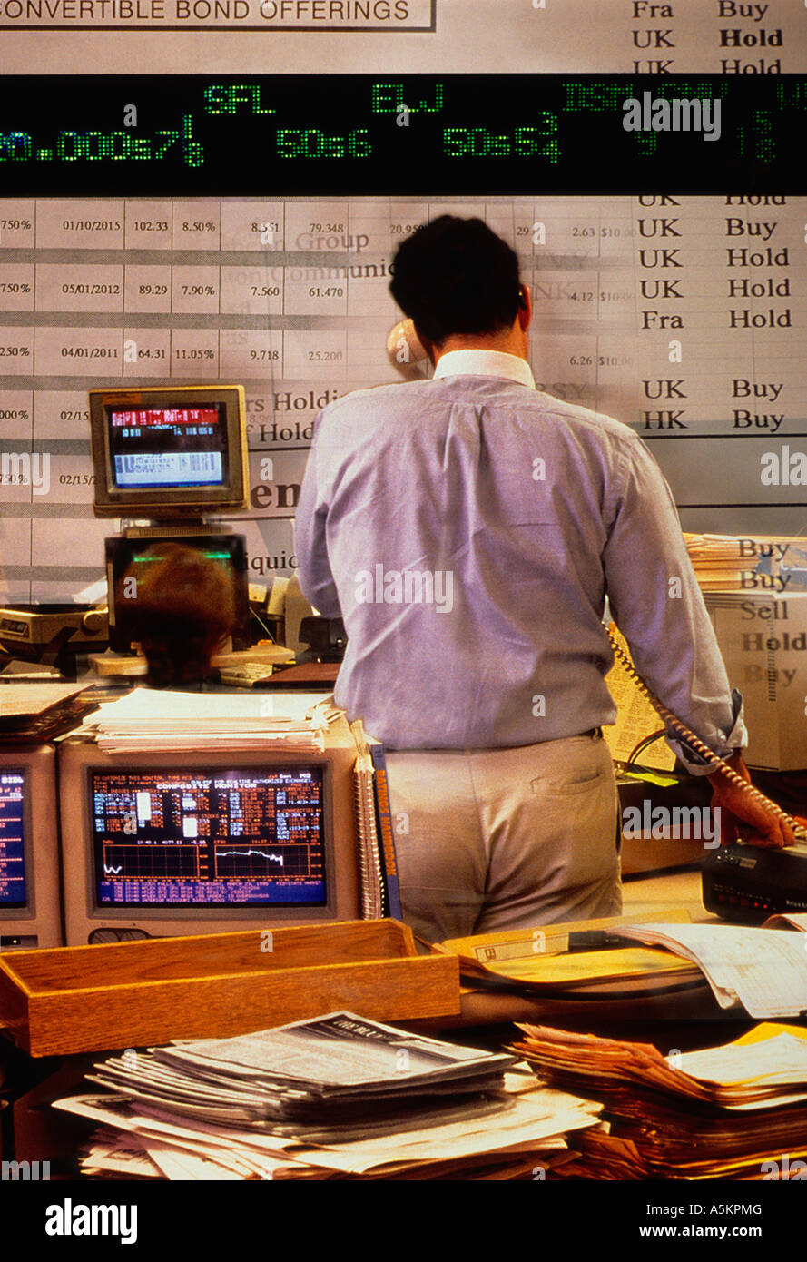 New York City Wall Street Broker Office Börsenmakler auf dem Telefon Aktienkurse Ticker Band USA Stockfoto