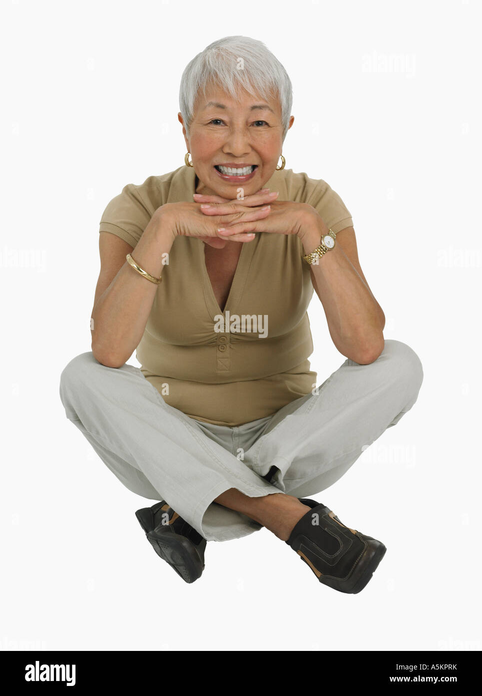 Studioaufnahme senior Frau Schneidersitz sitzen Stockfoto