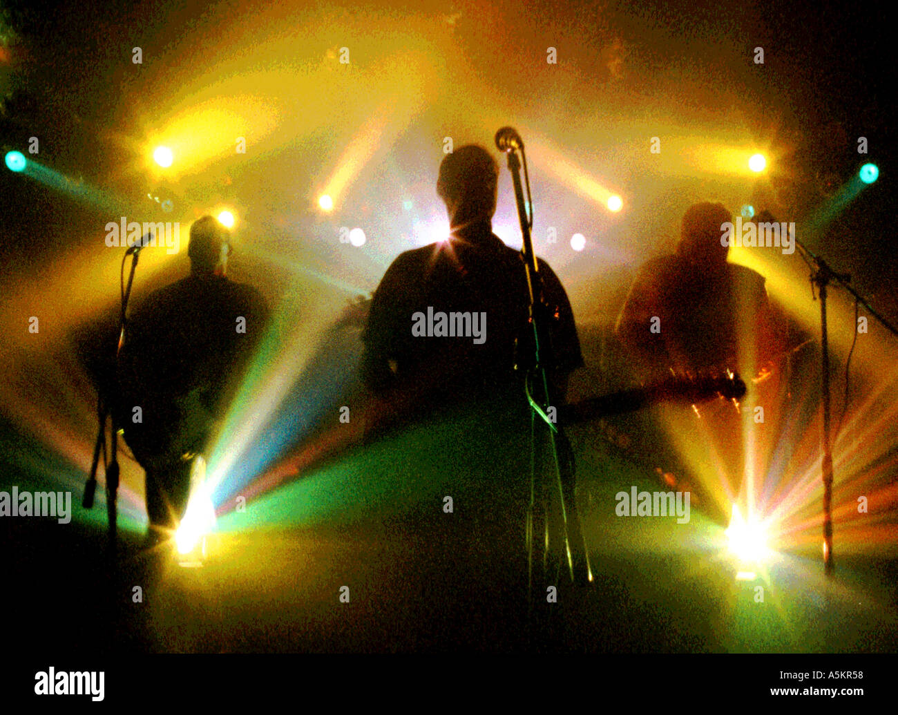Silhouette der Floydian Slip Pink Floyd Tribut mit psychedelischen Bühnenbeleuchtung spielen Stockfoto