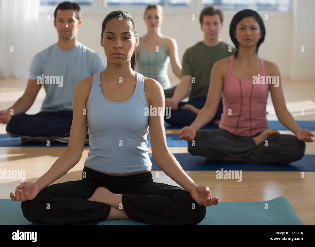 Gruppe von Menschen, die Yoga praktizieren Stockfoto