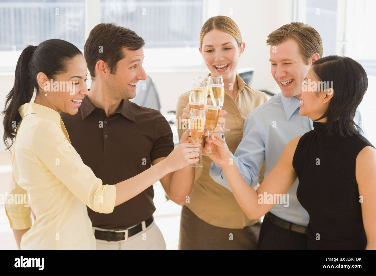 Geschäftsleute, toasten mit Champagner Stockfoto