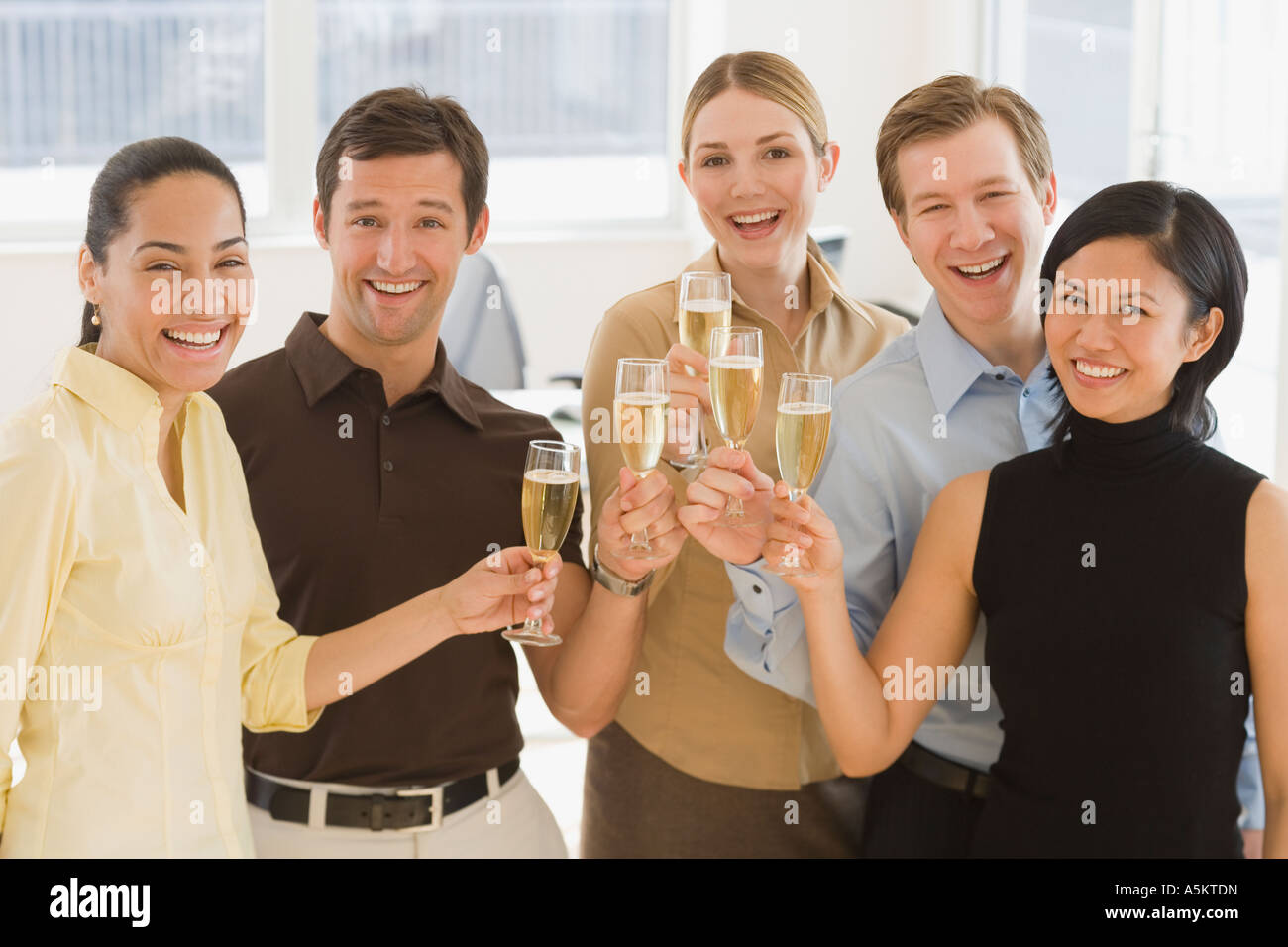 Geschäftsleute, toasten mit Champagner Stockfoto