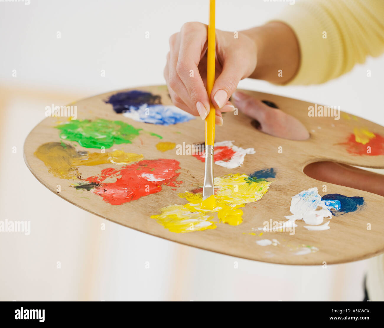 Nahaufnahme der Künstlerin mit palette Stockfoto