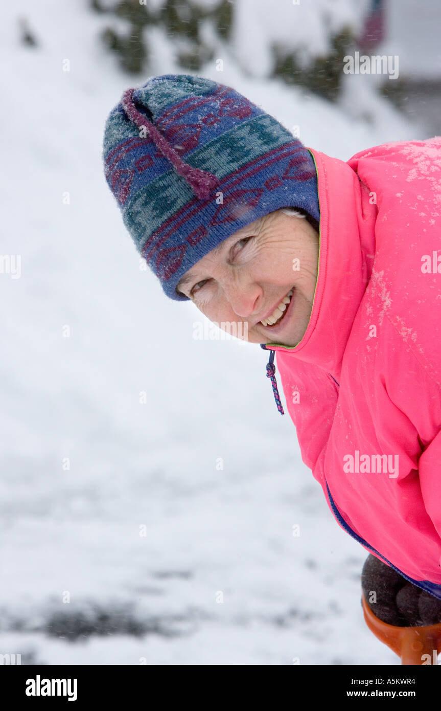 Frau Schaufeln Schnee Stockfoto