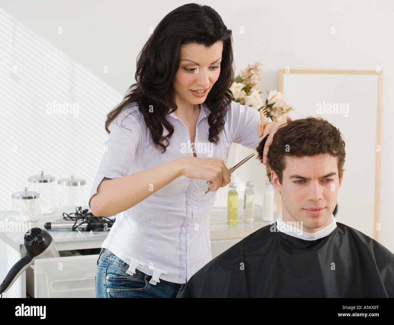 Weibliche Friseur Mann S Haare Schneiden Stockfotografie Alamy