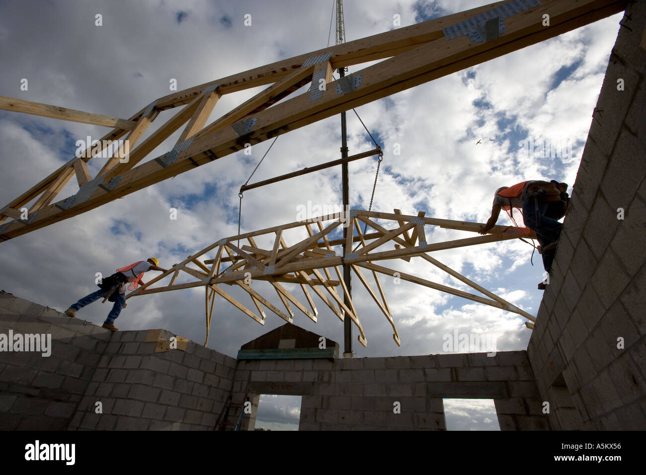 Wohnbau Installation Dach Truses in Florida USA Stockfoto