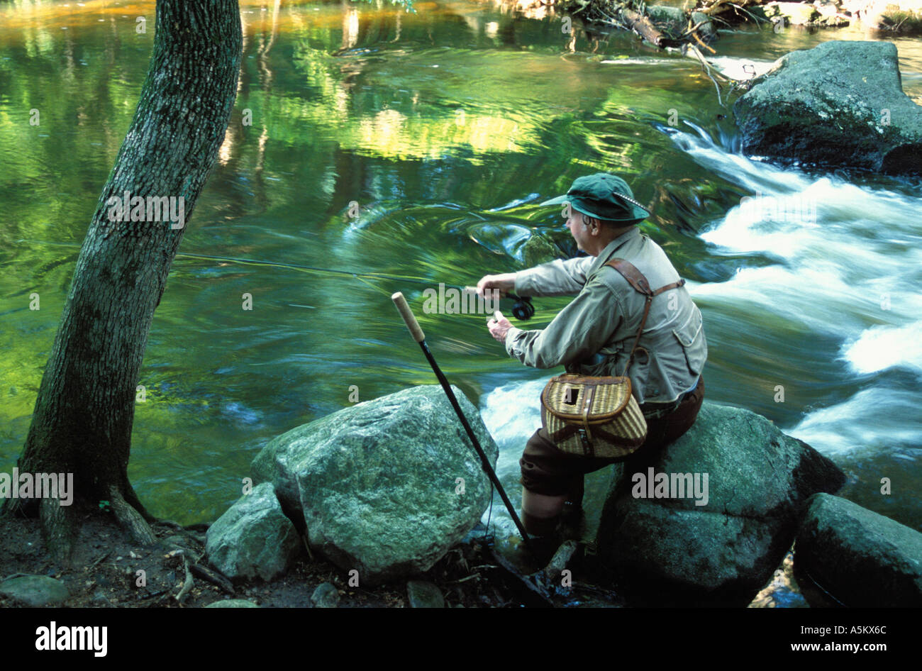 Mann-Fliegenfischen auf Mianus Fluß Stockfoto