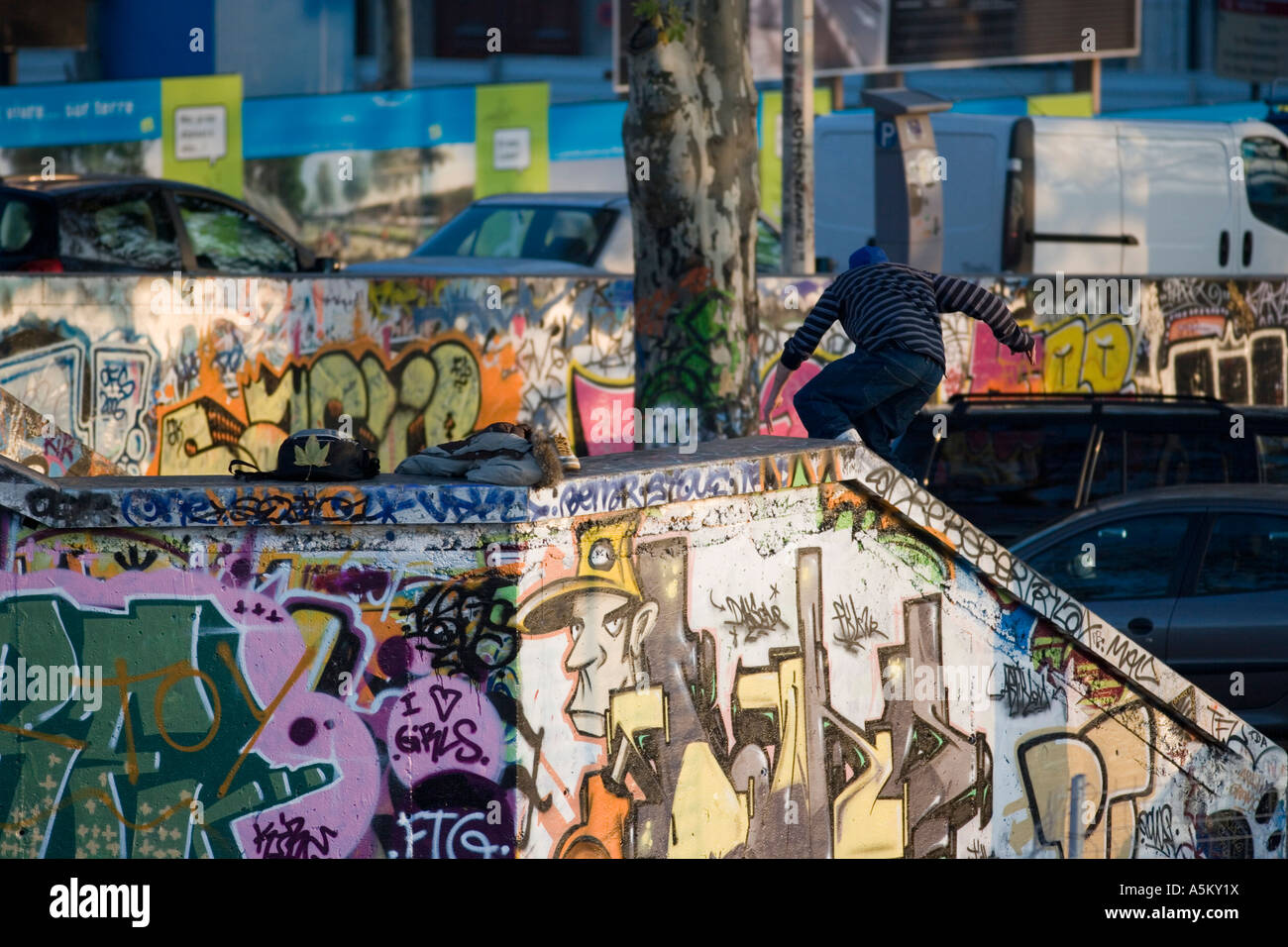 6 Jahre alte männliche Praktiken Skateboard Stockfoto