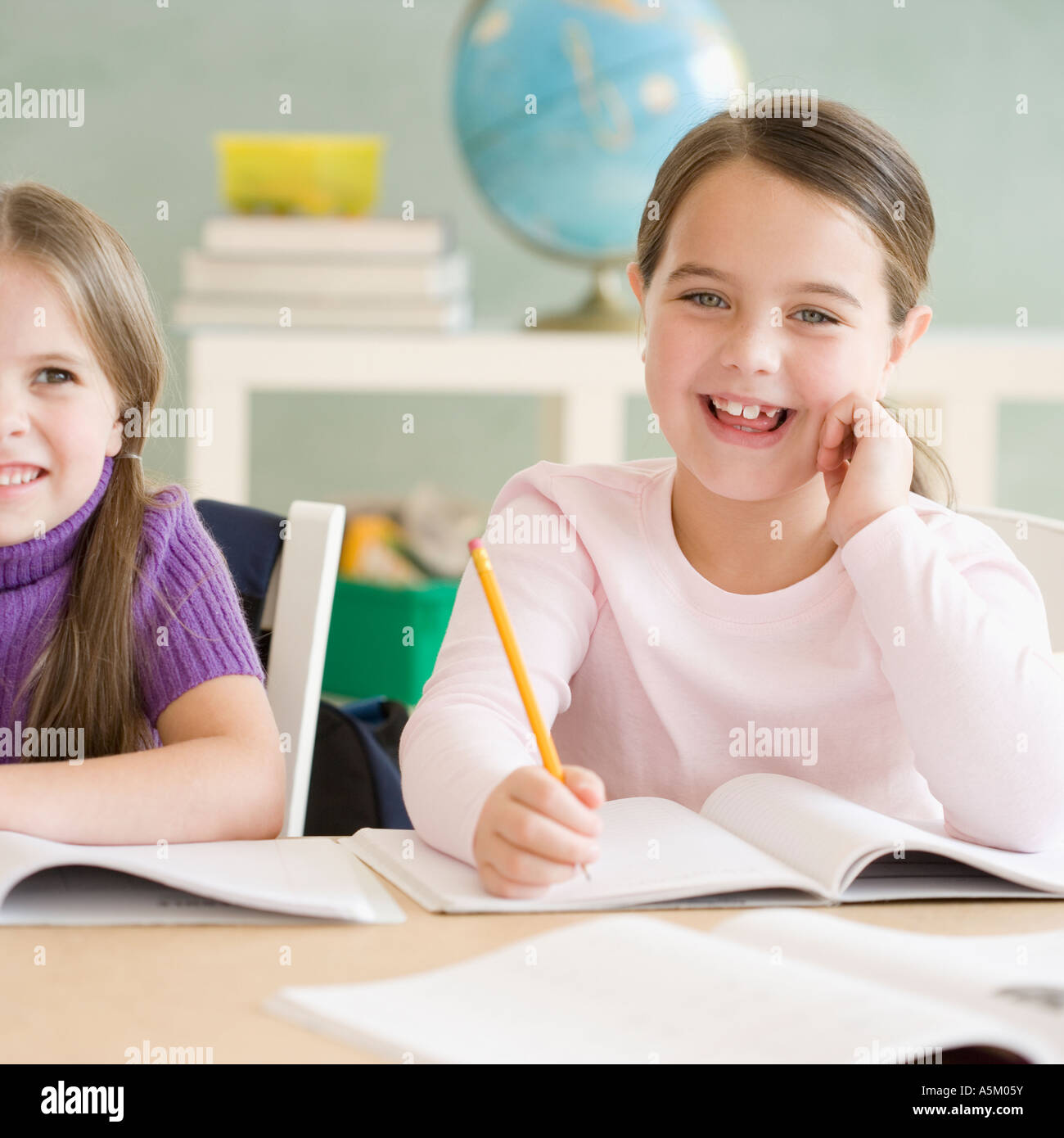 Porträt von Mädchen im Klassenzimmer Stockfoto