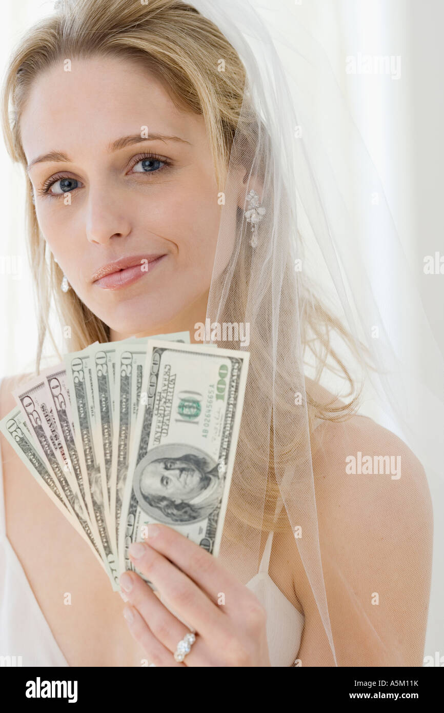 Porträt der Braut hält Geld Stockfoto