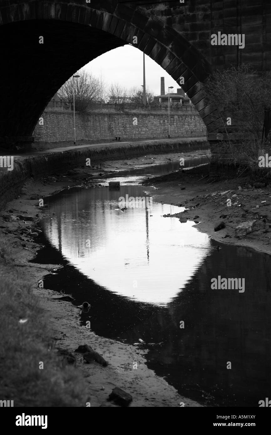 Eisenbahnbrücke über Leeds Kanal genommen in schwarz / weiß Stockfoto