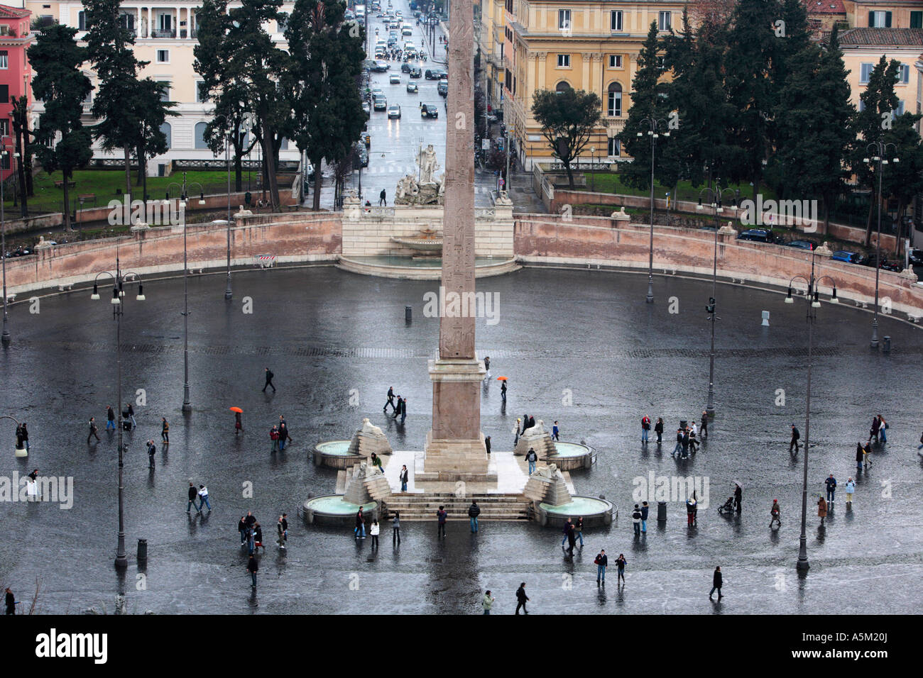 Menschen auf der Piazza del Popolo nach einem Regenschauer Rom Italien Stockfoto