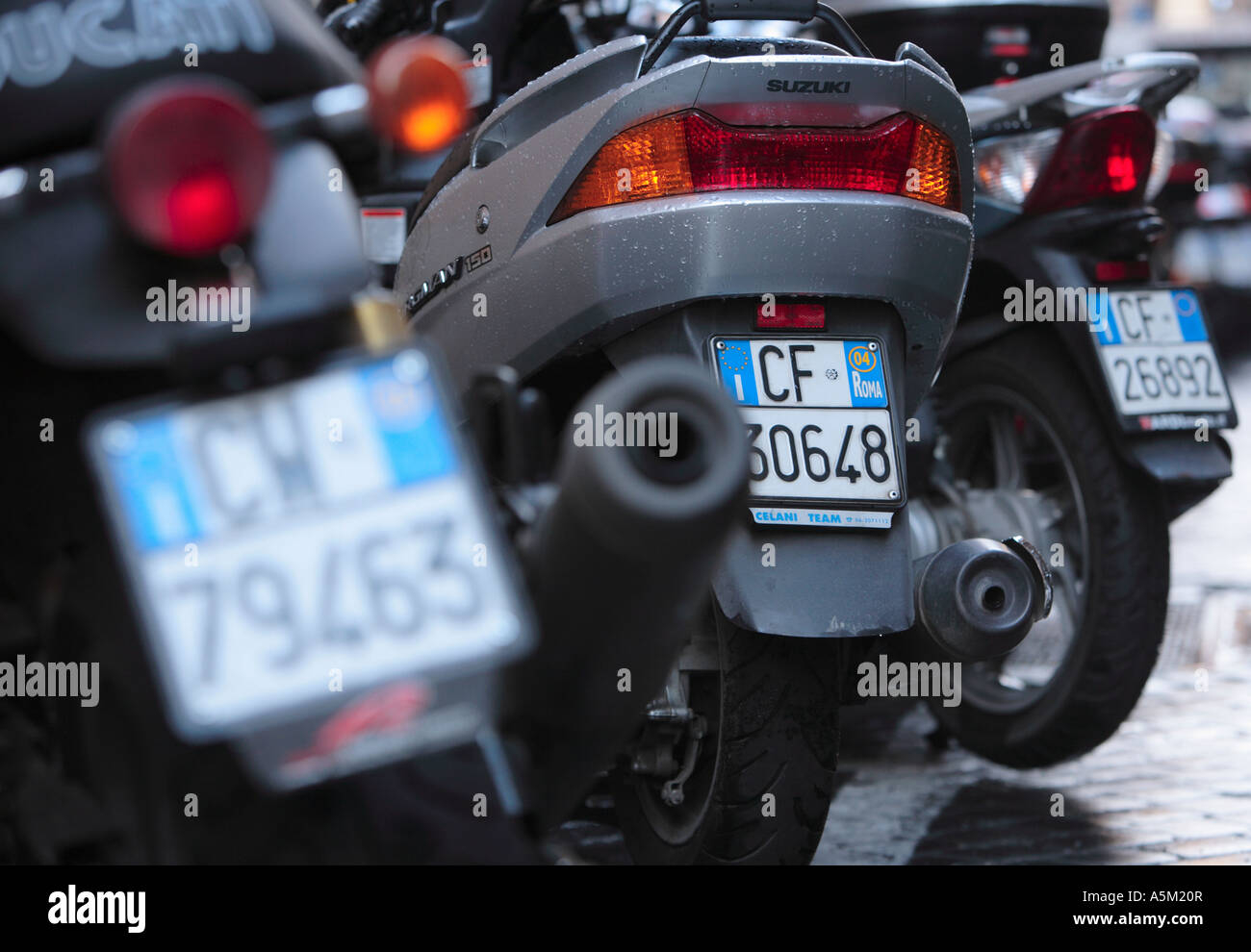 Kennzeichen der Mopeds geparkt in einer Reihe auf einer Seitenstraße in Rom Italien Stockfoto