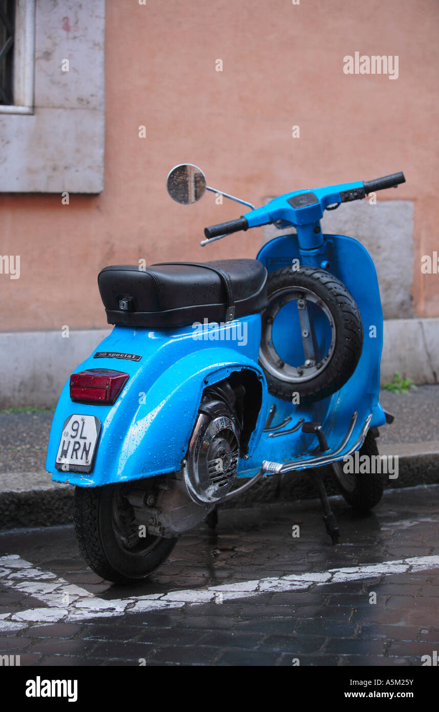 Blass blau Moped parkten in einer Seitenstraße in Rom Italien Stockfoto