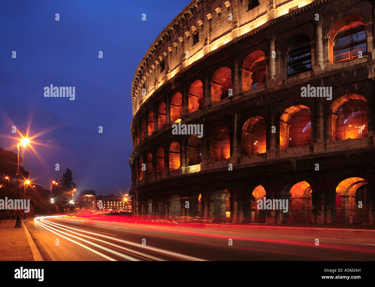 Das Kolosseum von der Via Dei Fori Imperiali im Feierabendverkehr Rom Italien Stockfoto