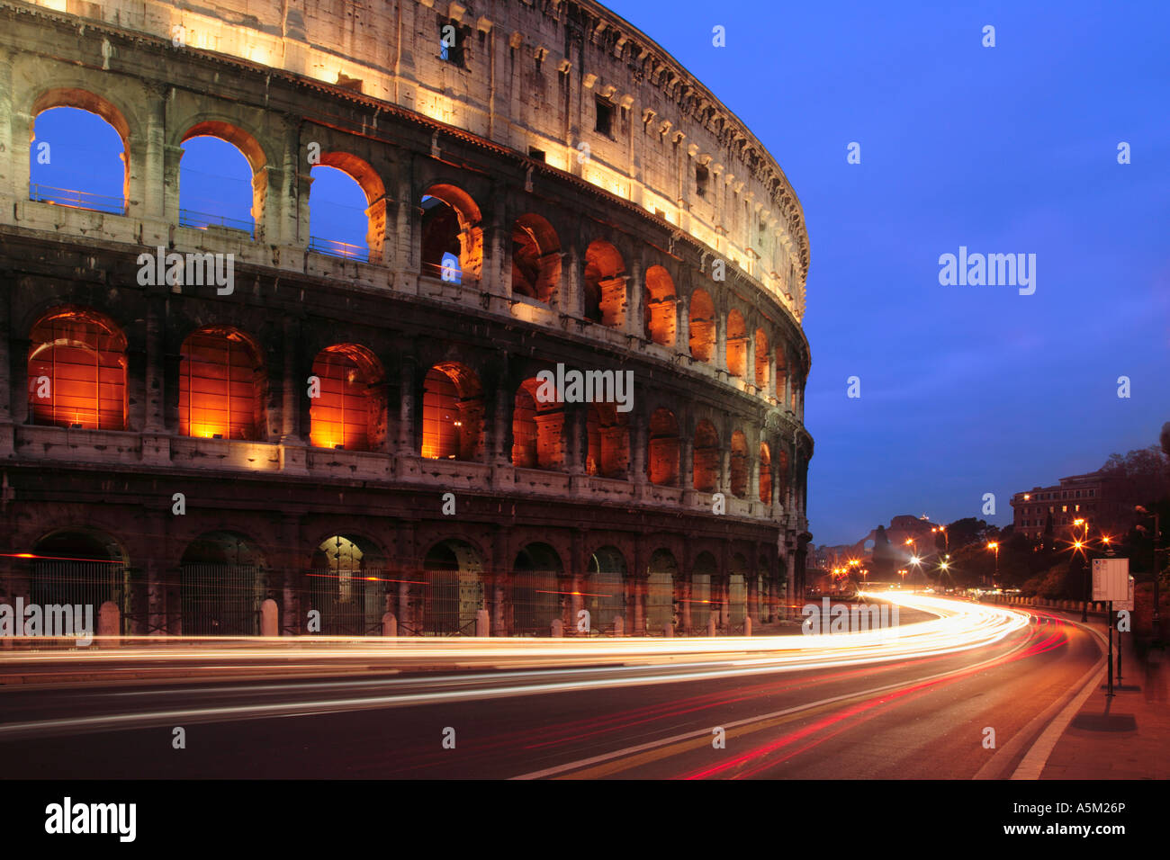 Das Kolosseum von der Via Dei Fori Imperiali im Feierabendverkehr Rom Italien Stockfoto
