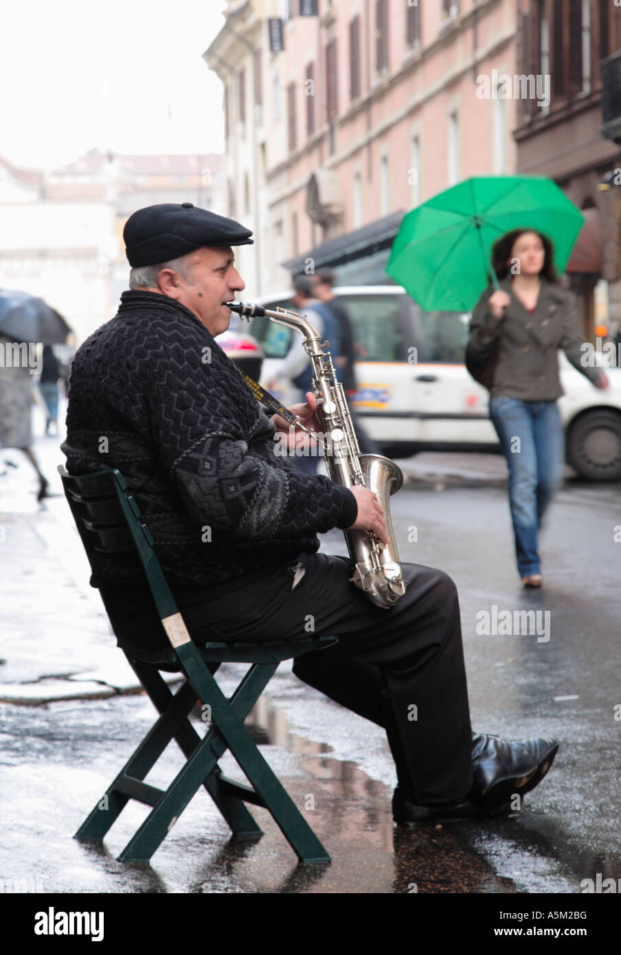 Straßenmusikant in einer Seitenstraße in Rom Italien Stockfoto