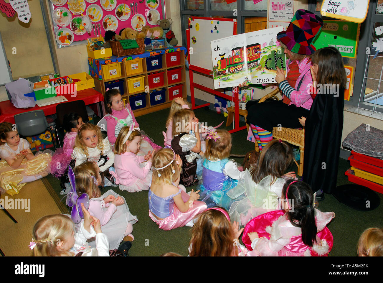 Kindergarten Klasse während der Buchwoche, Surbiton, Großbritannien. Stockfoto