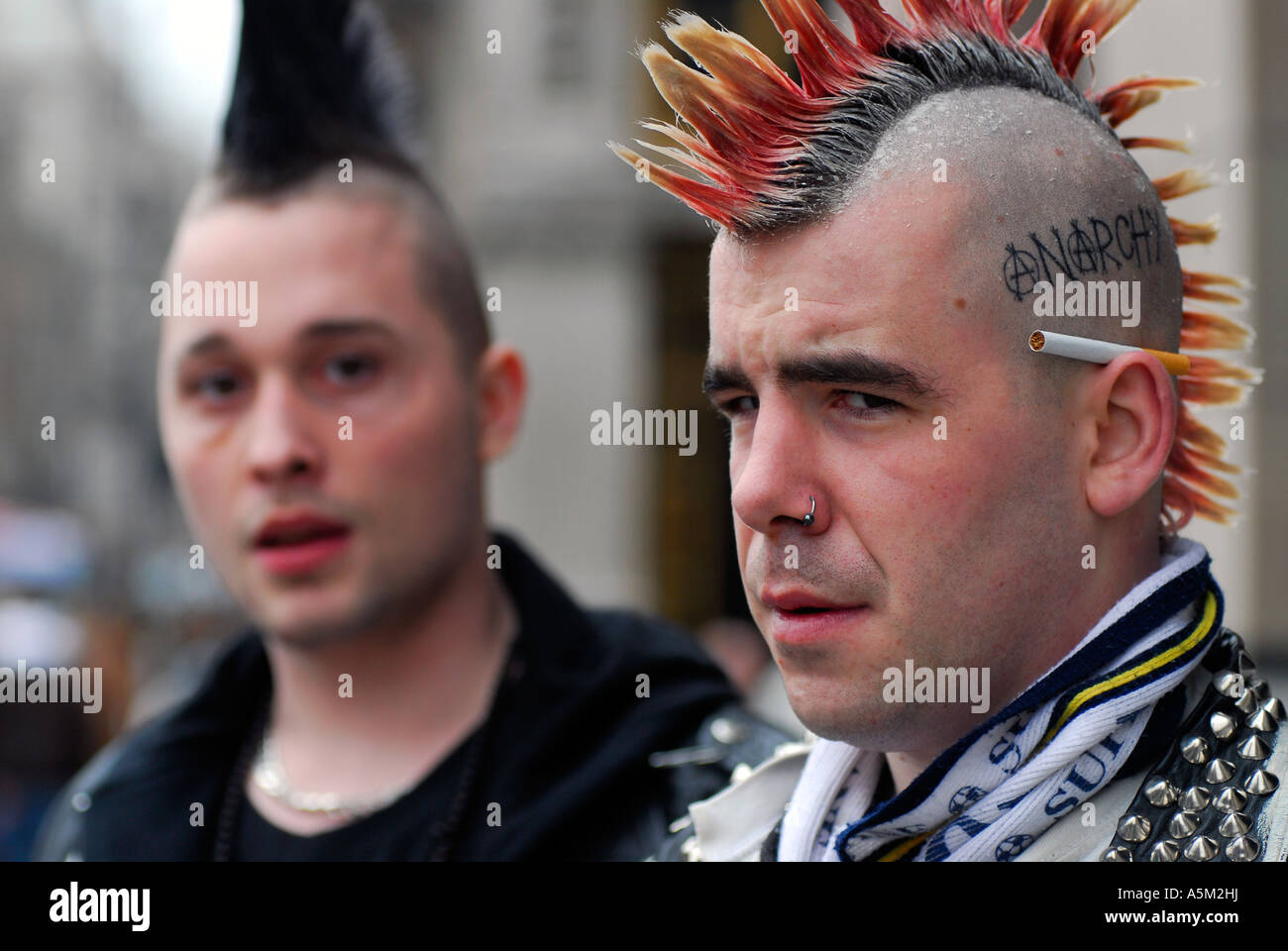 Porträt von 2 Punks, Westminster, London, UK. Stockfoto