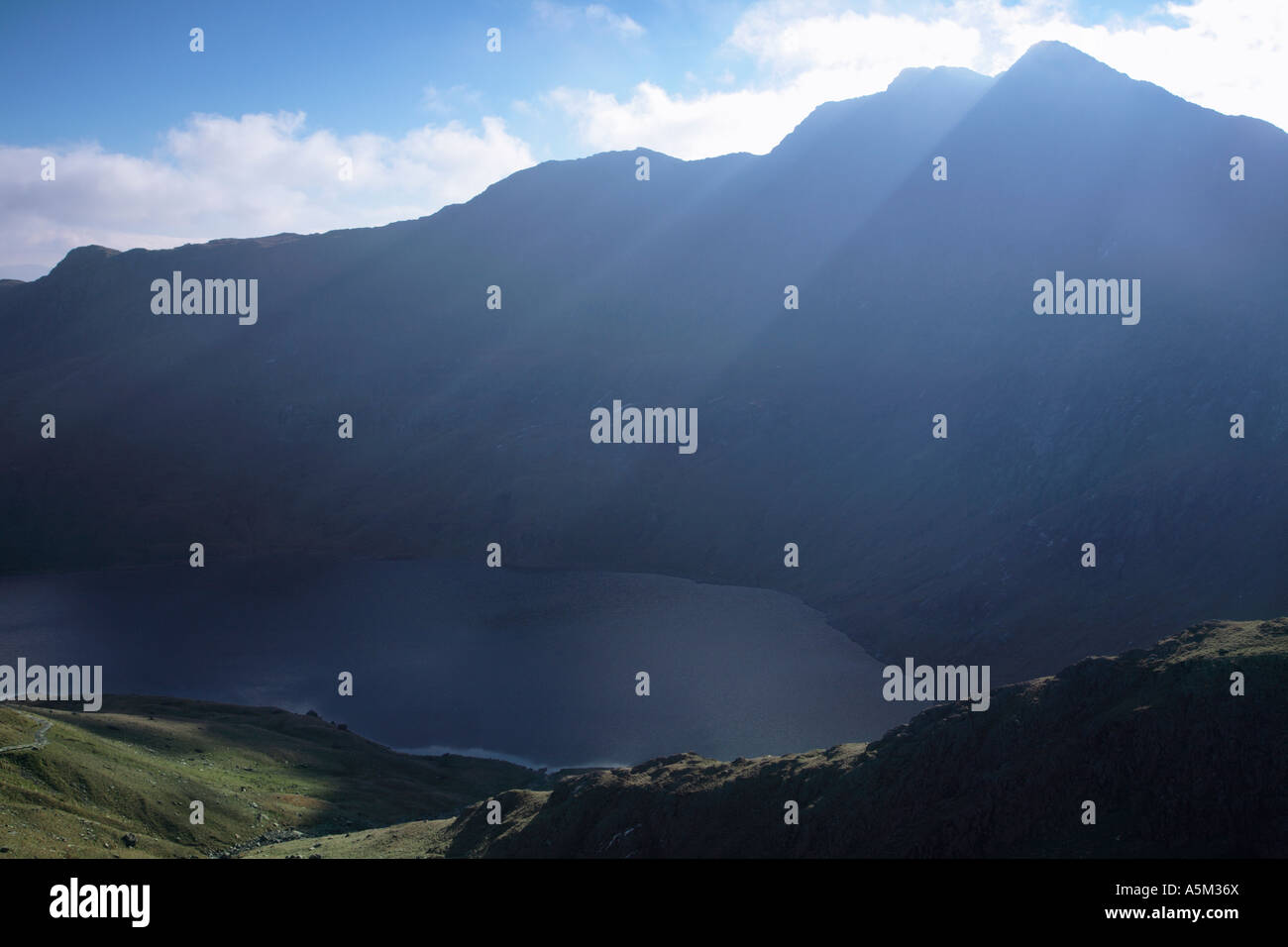 Wellen von Licht verursacht durch den Schatten des Y Lliwedd Peak mit Llyn Llydaw unter Snowdonia National Park Gwynedd Wales Stockfoto