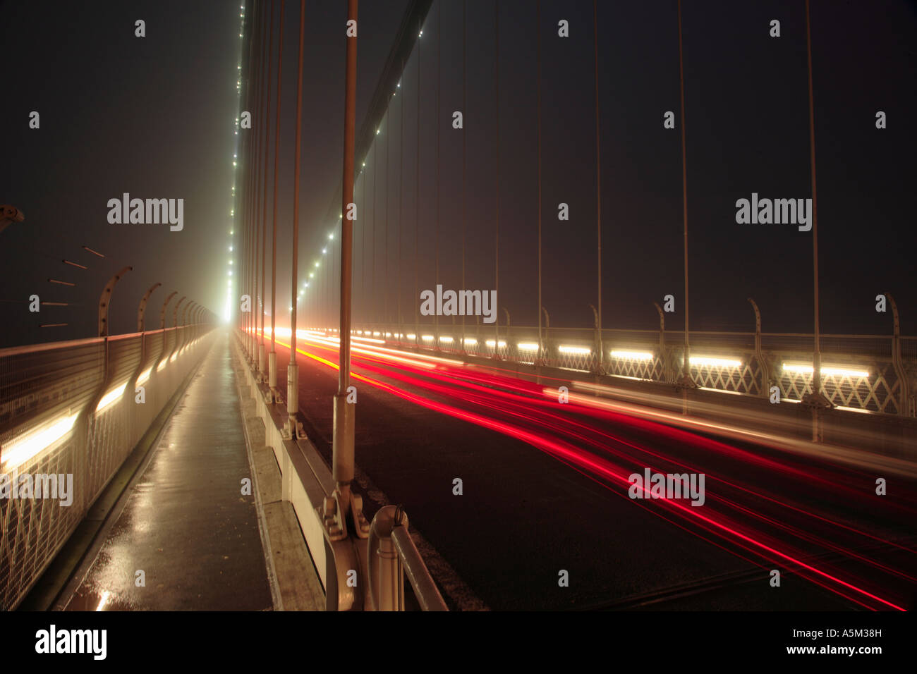 Detail des Verkehrs über Clifton Suspension Bridge Bristol Stockfoto