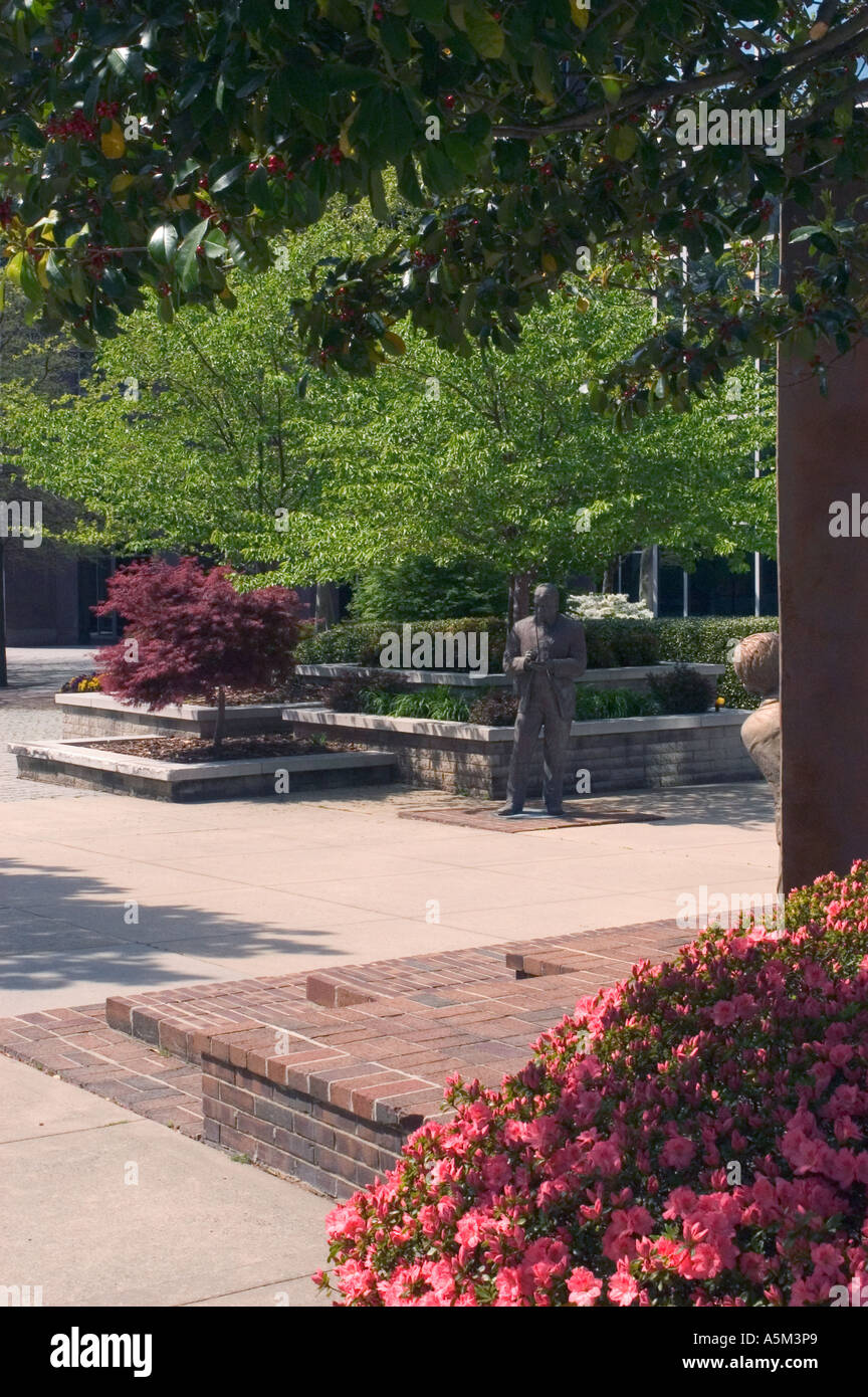 Eine Skulptur des Schriftstellers William Sydney Porter steht in einem Park in der Innenstadt von Greensboro Stockfoto