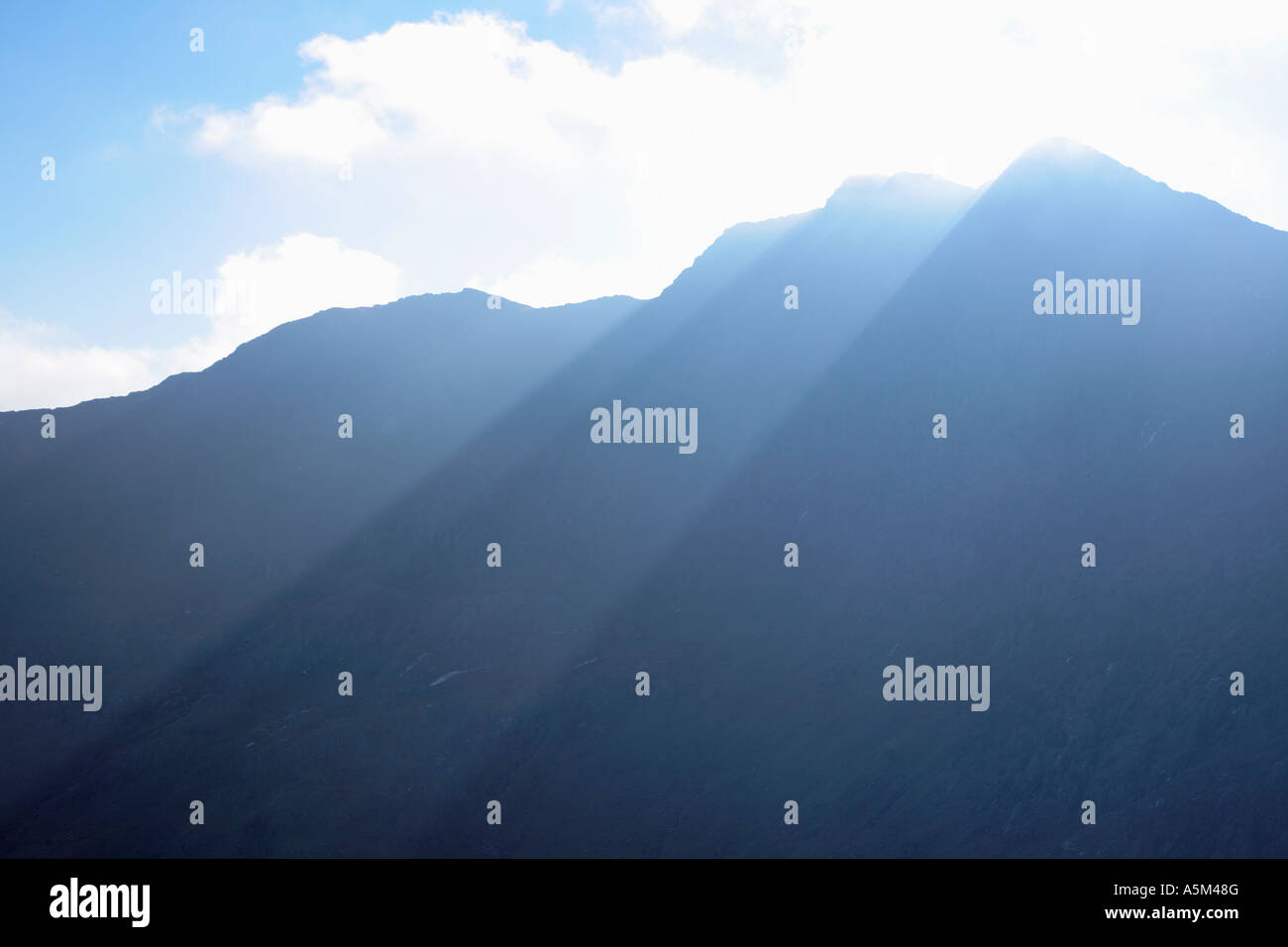 Wellen von Licht verursacht durch den Schatten der Y Lliwedd der Snowdon Horseshoe Ridgewalk Snowdonia National Park Gwynedd Wales Stockfoto