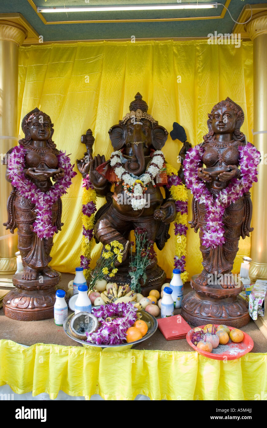 Schrein, der der Anbetung des Gottes Ganesh während Thaipusam in Georgetown Penang gewidmet und dekoriert ist Stockfoto