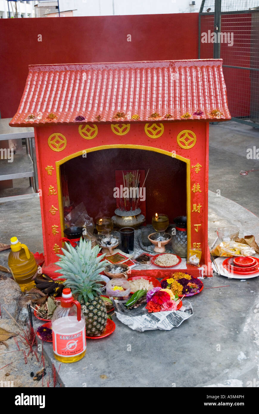 Chinesische Tempel Schrein mit angeboten und Weihrauch Georgetown Penang Malaysia Stockfoto