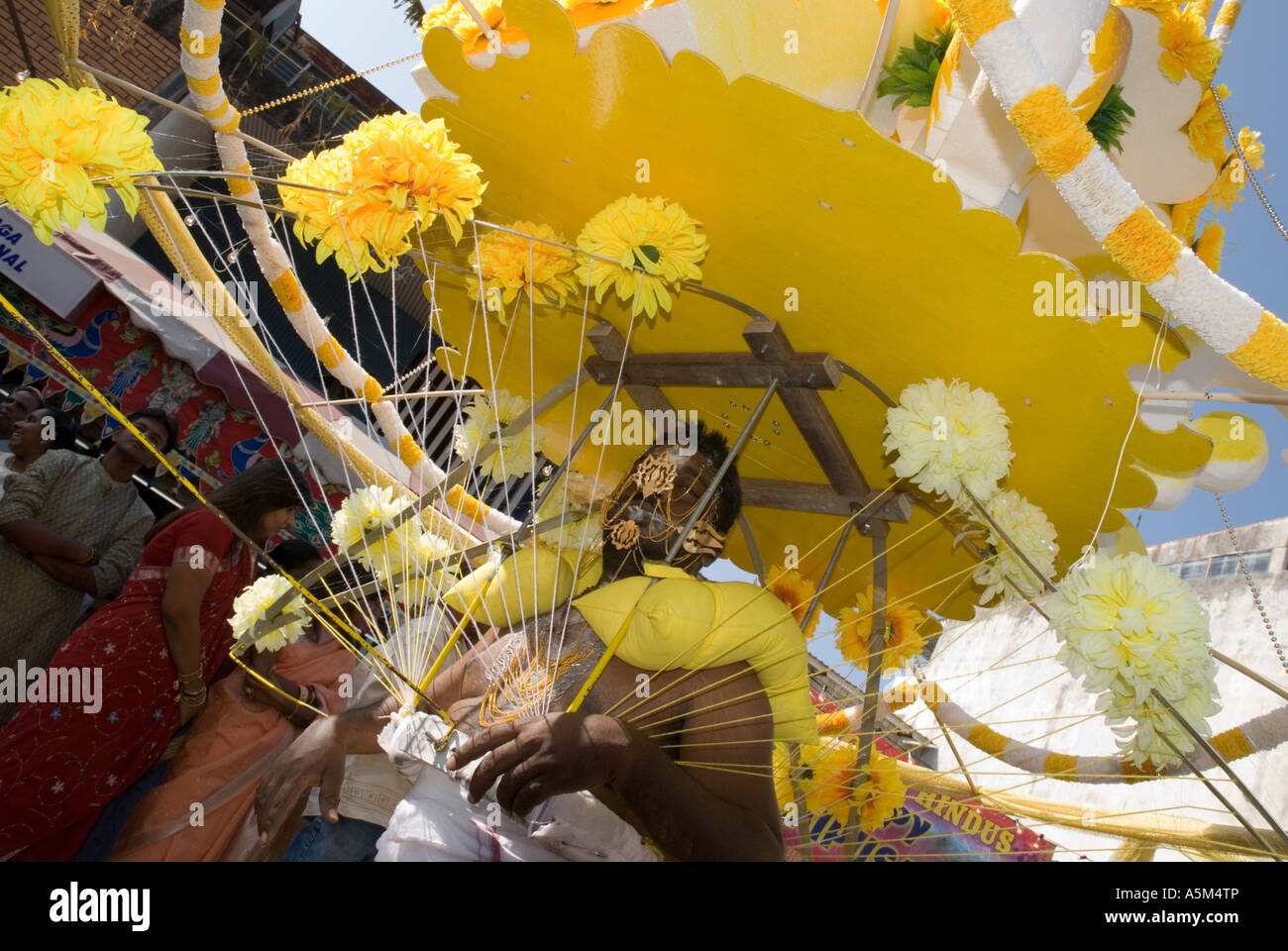 Ein Träger eines Kavadi, während die malaysischen Indianer Thaipusam in Georgetown Penang feiern Stockfoto