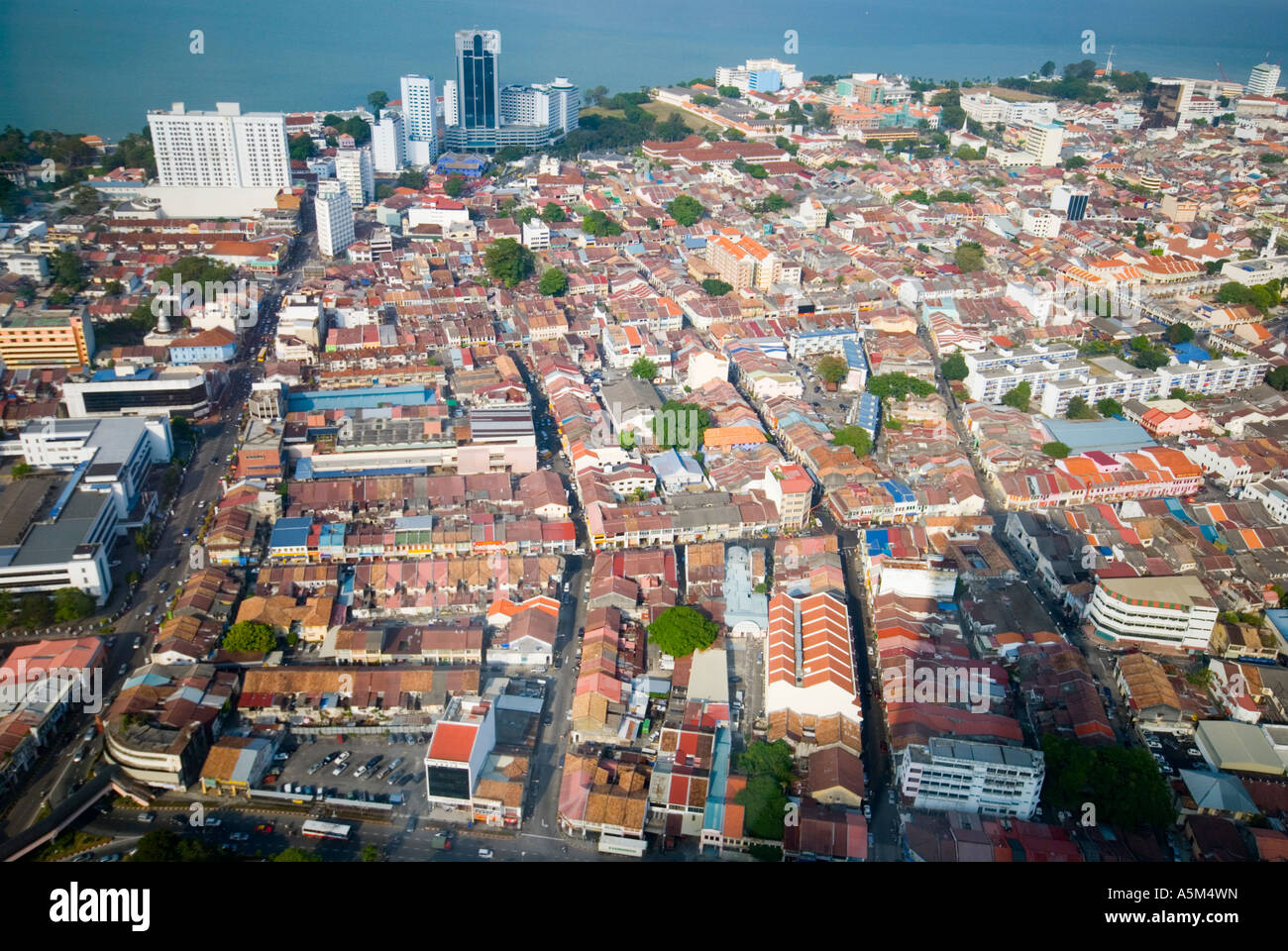 Blick auf die Stadt Georgetown auf der Insel Penang vom Komtar-Turm aus Stockfoto