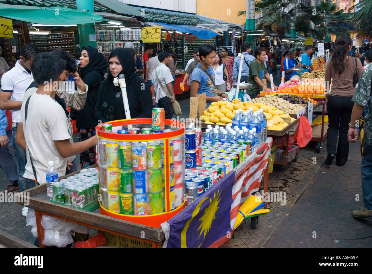 Trinken Sie Früchte und Lebensmittel Ständen aus Petaling Street Market in zentralen Kuala Lumpur Malaysia Stockfoto