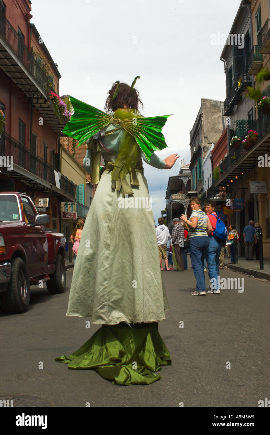 Eine Frau gekleidet in einer Limette grün Kostüm mit Flügeln ist gefroren in Stellung wie in der ein Straßenperformance mitten auf einer Straße im historischen French Quarter in New Orleans LA vor dem Hurrikan "Katrina" Stockfoto